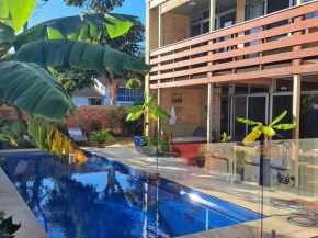 Brisbane 1960s Pool House - hosted bed and breakfast